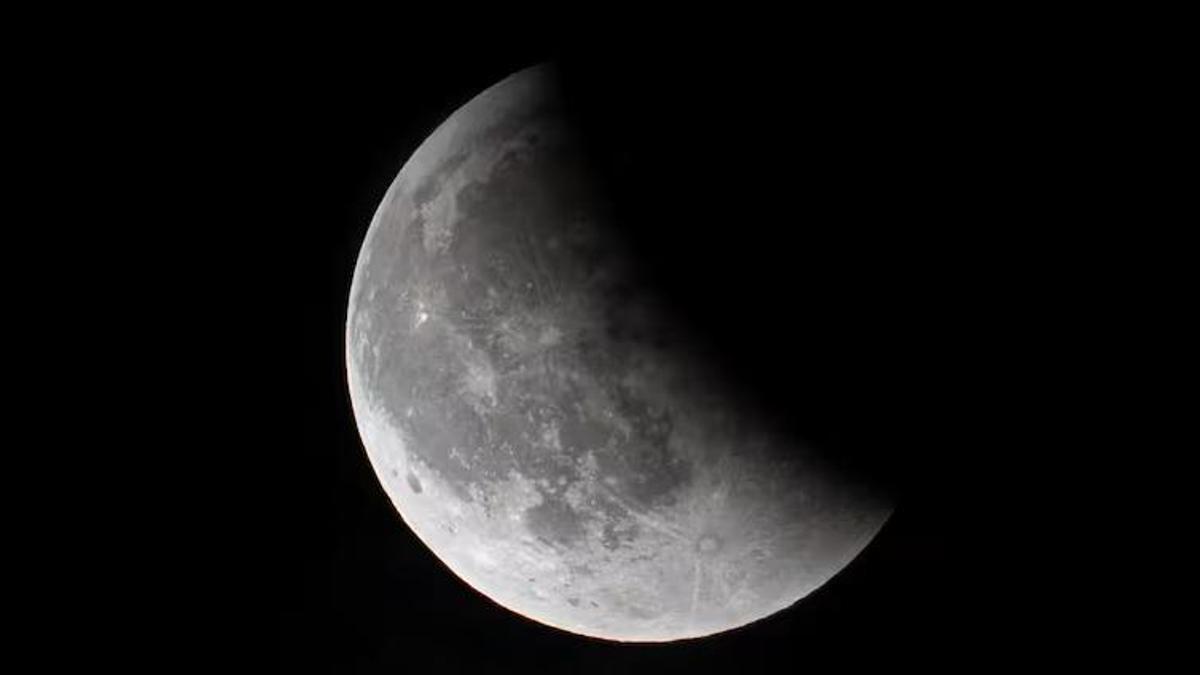Eclipse parcial de Luna.