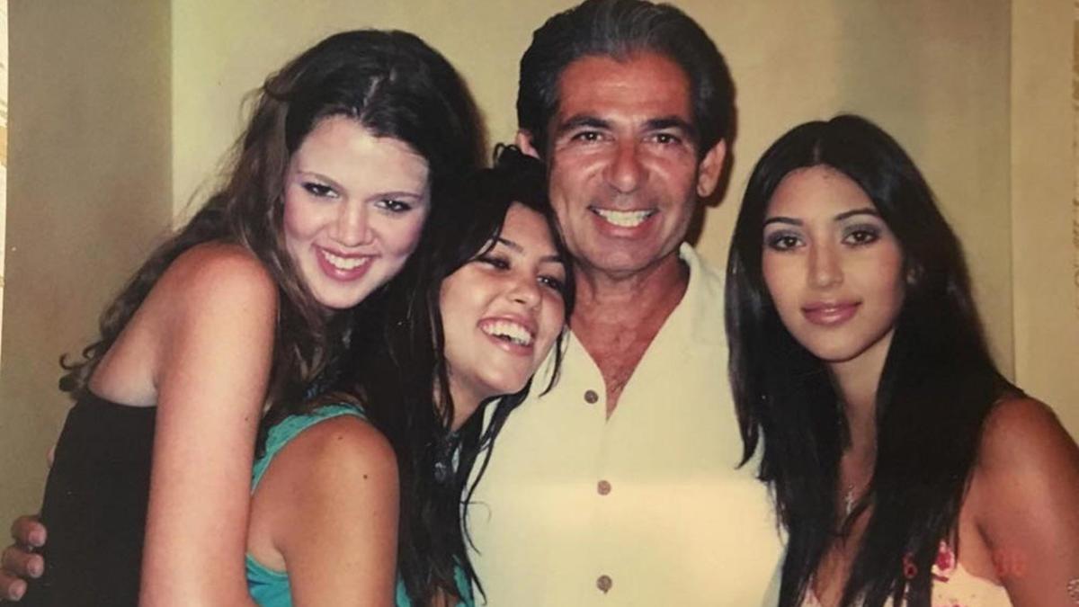 Khloé, Kourtney y Kim con su padre Robert Kardashian