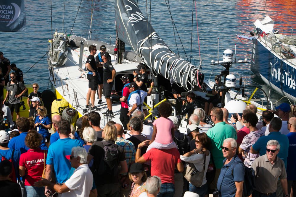 Miles de personas se dan cita en el Village del Puerto de Alicante para disfrutar del estreno de la competición