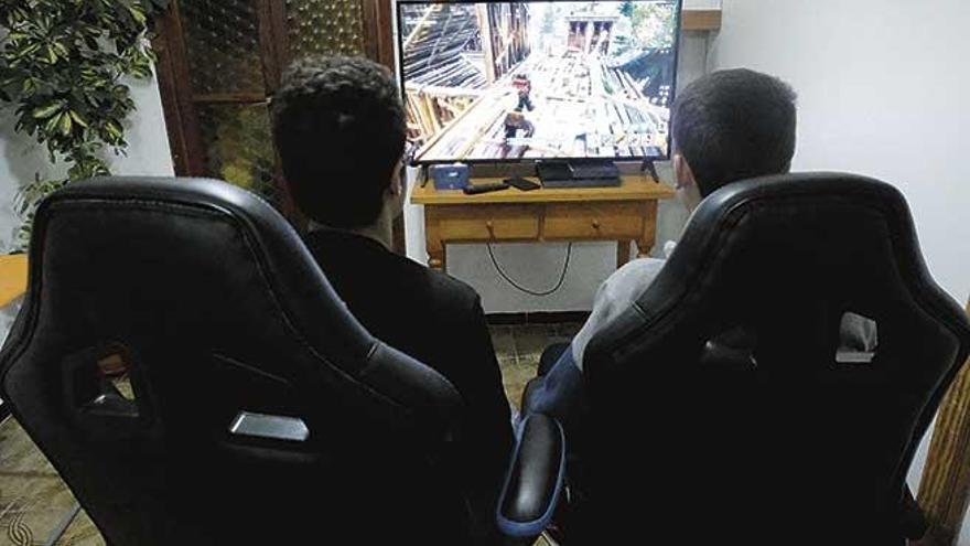 Dos adolescentes jugando a Fortnite en su casa.