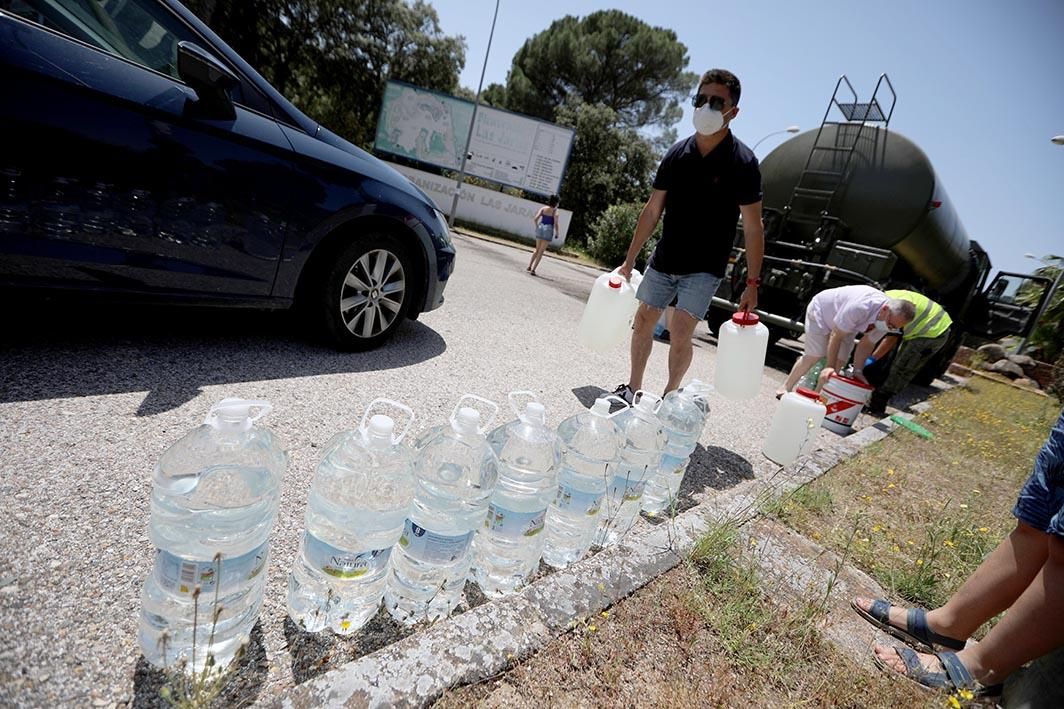 El Ejército y Emacsa reparten agua potable en la urbanización de Las Jaras