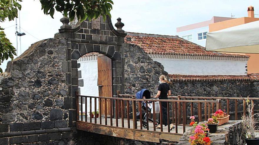 Una madre entra con un cochecito de bebé en el Castillo de Santa Catalina.