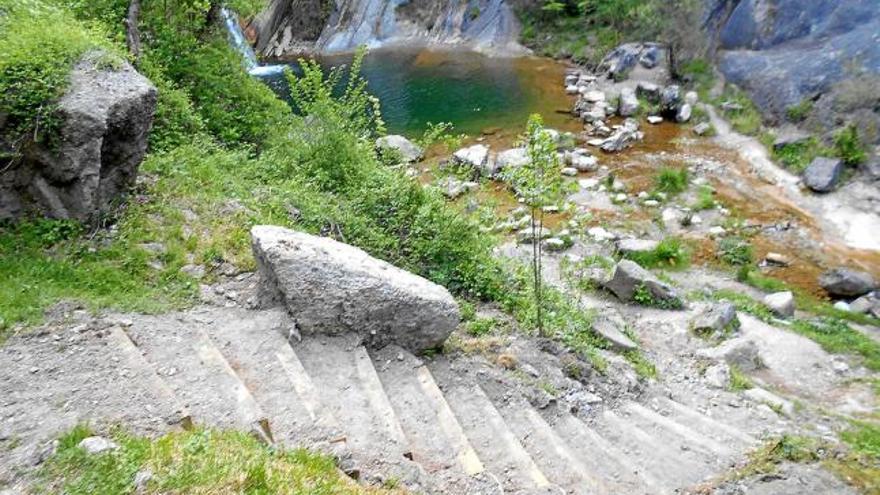 En primer terme, les noves escales per accedir al gorg del Salt, al fons