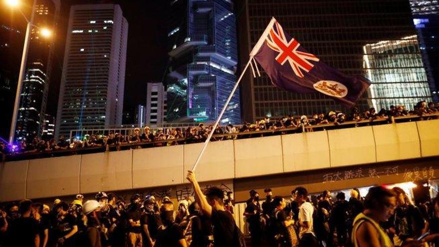 Twitter y Facebook suspenden cuentas falsas relacionadas a Hong Kong