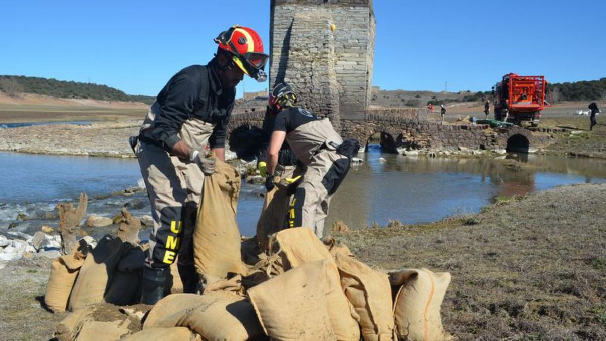 Efectivos de la UME, en Ricobayo. / E. P.