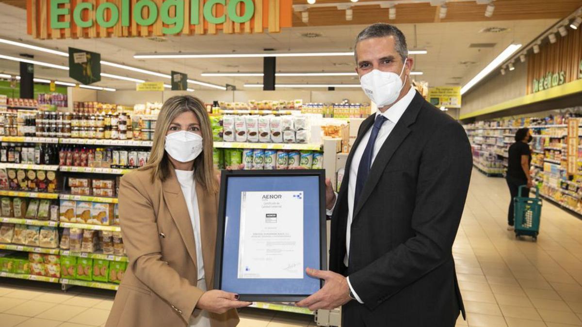 Margarita Cejas, directora de Calidad de HiperDino, y Javier Lantigua, director regional de AENOR en Canarias.