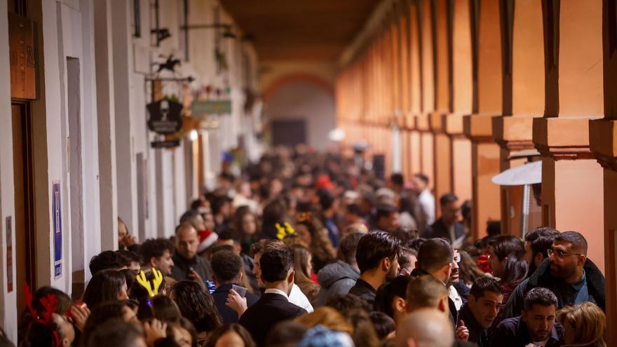 La Policía Local desaloja un bar y pone 53 denuncias por miccionar en la calle en Nochebuena