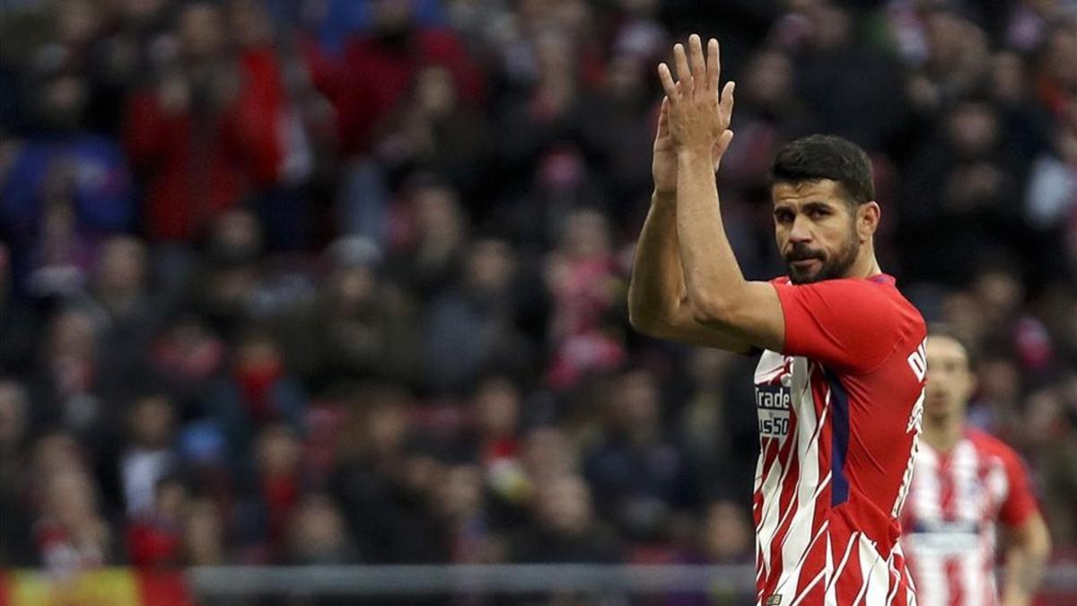 Diego Costa en el momento de ser retirado ante el Girona