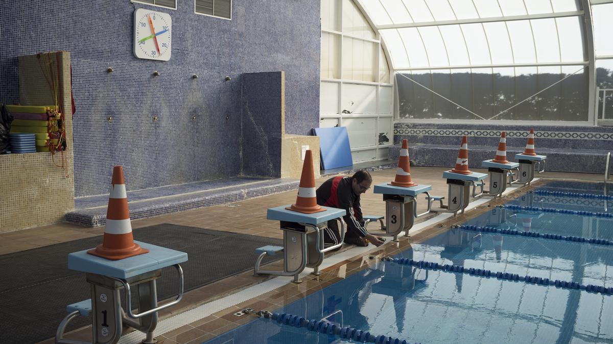 El concejal de Deportes, Fernando Marcos, midiendo la temperatura del agua en la piscina climatizada.