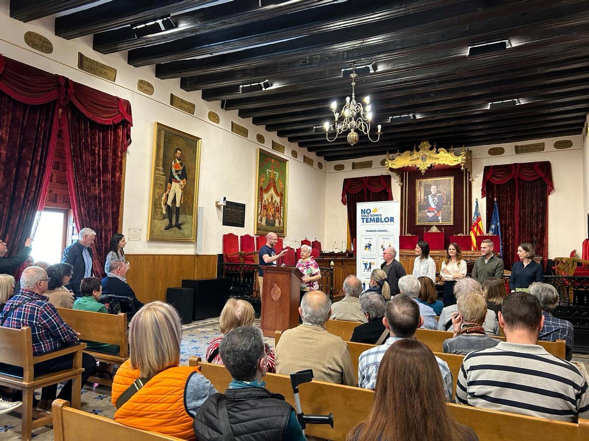 Un momento de la lectura del manifiesto en el salón de plenos de Elche