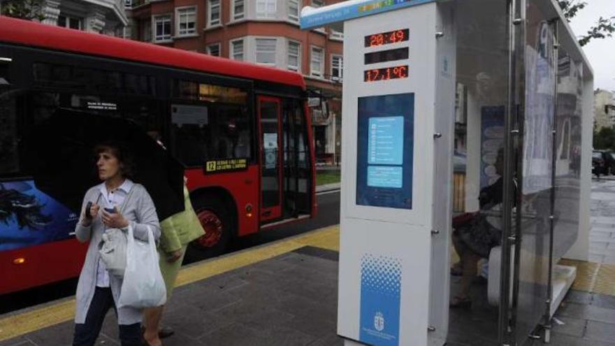 Autobús de la Compañía de Tranvías en una parada de la avenida del General Sanjurjo. / fran martínez