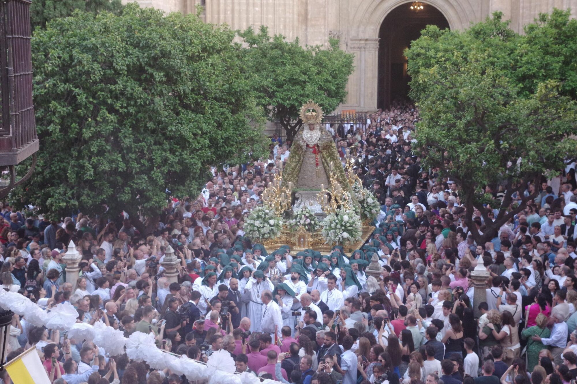 Procesión triunfal de regreso de la Virgen de la Esperanza a su basílica tras su peregrinación a Roma