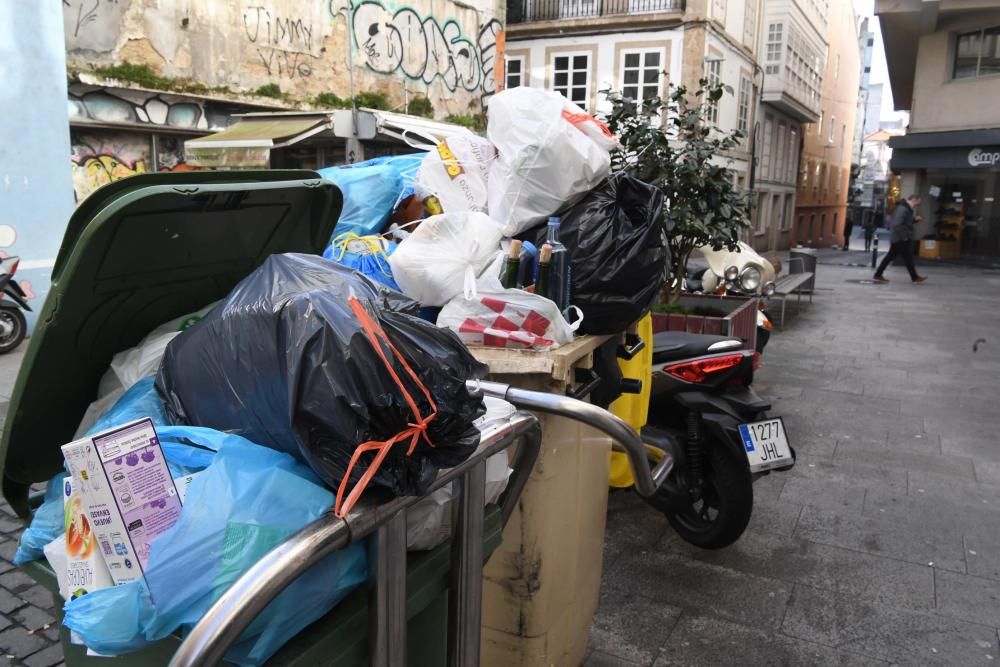 Basura sin recoger en las calles de A Coruña