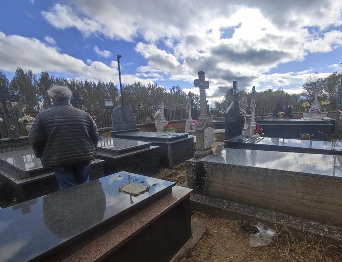 Un vecino ante una sepultura del cementerio eclesiástico de Santa Marta.