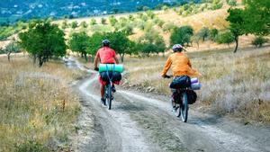 Dos ciclistas paseando por la montaña.