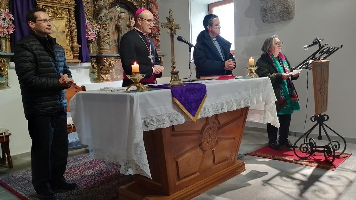 GALERÍA | El obispo recorre los pueblos del incendio