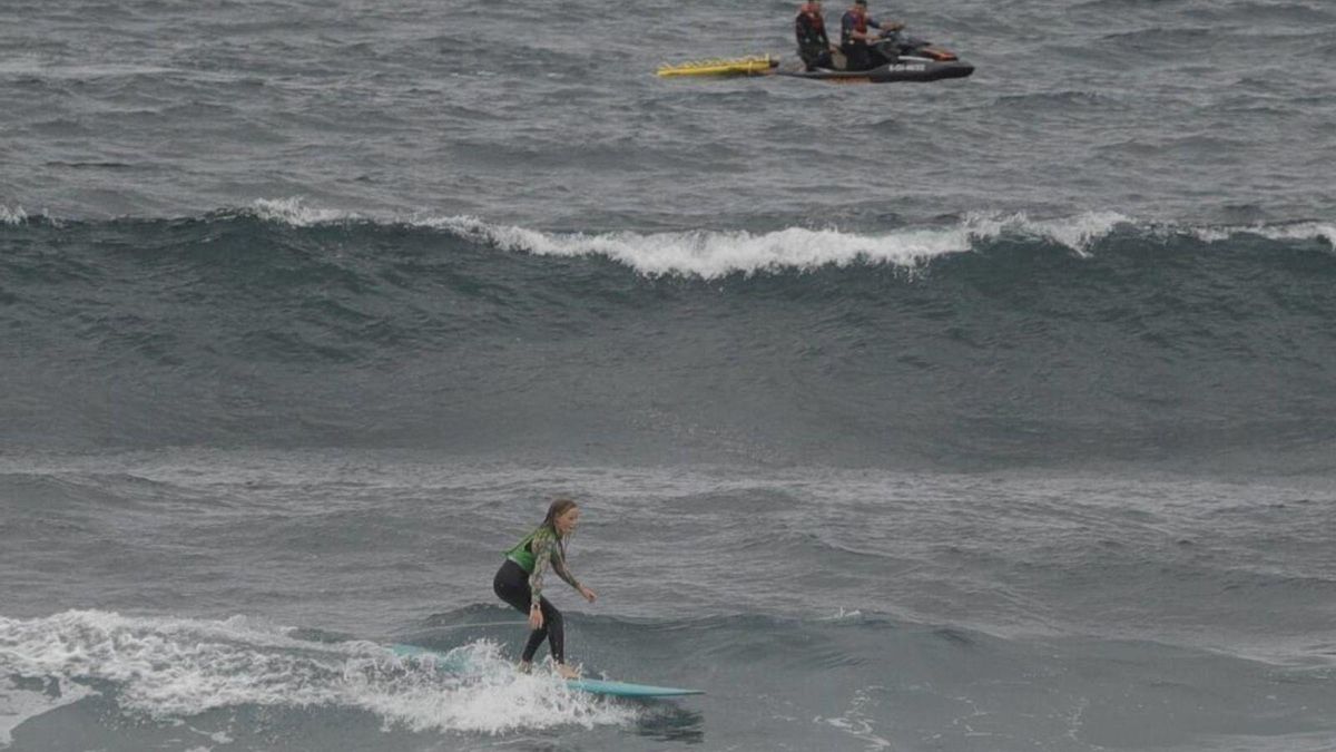 Una surfista en Salinas en una imagen de archivo.
