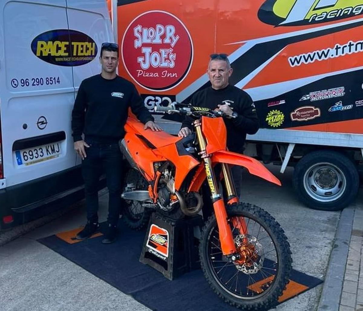 Pastor con el piloto Butrón y la moto preparada con las suspensiones de Race Tech.