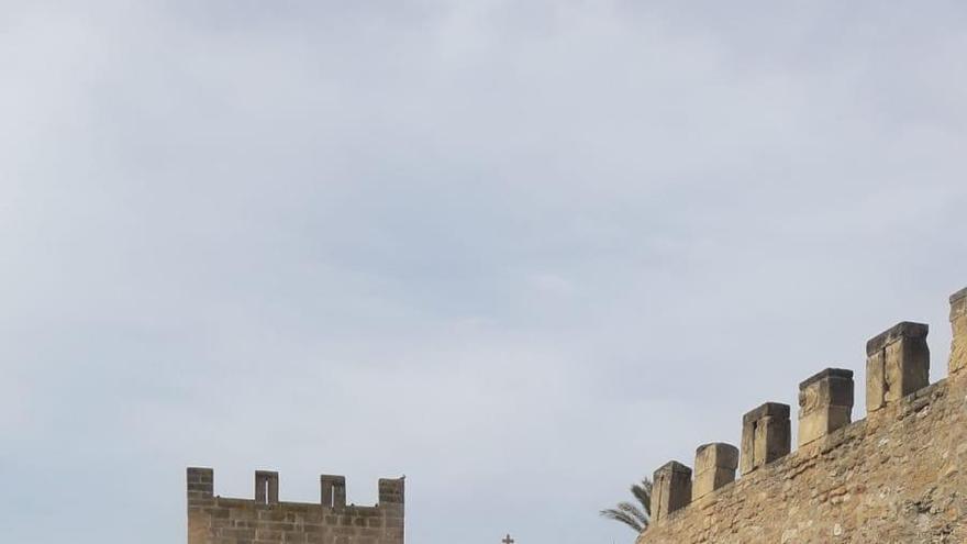 Ein Großteil der Steine fiel in den Graben. Auf der anderen Seite liegt der Camí de Ronda.