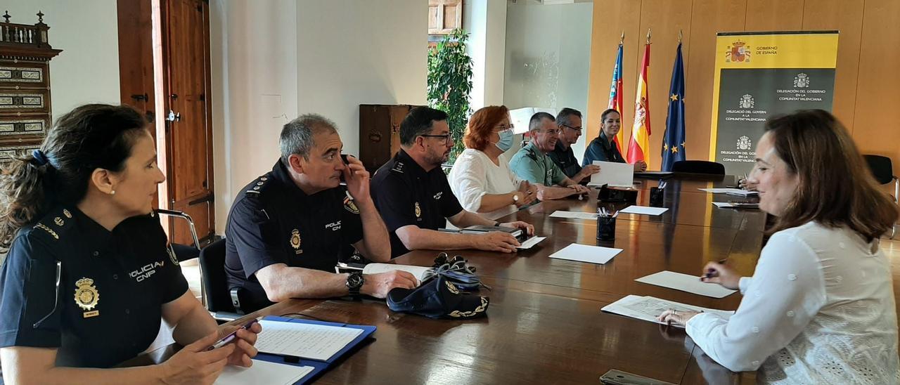 La delegada del Gobierno, Gloria Calero, reunida con mandos policiales para abordar el alza de las violaciones.