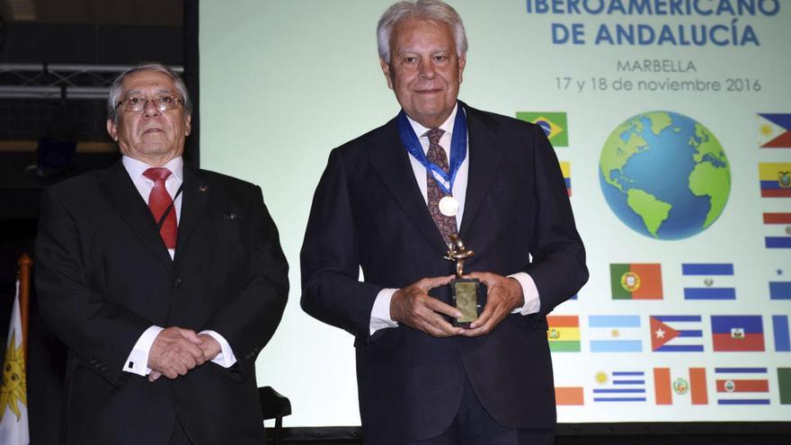 El embajador de El Salvador en España, Jorge Palencia, con el expresidente Felipe González.