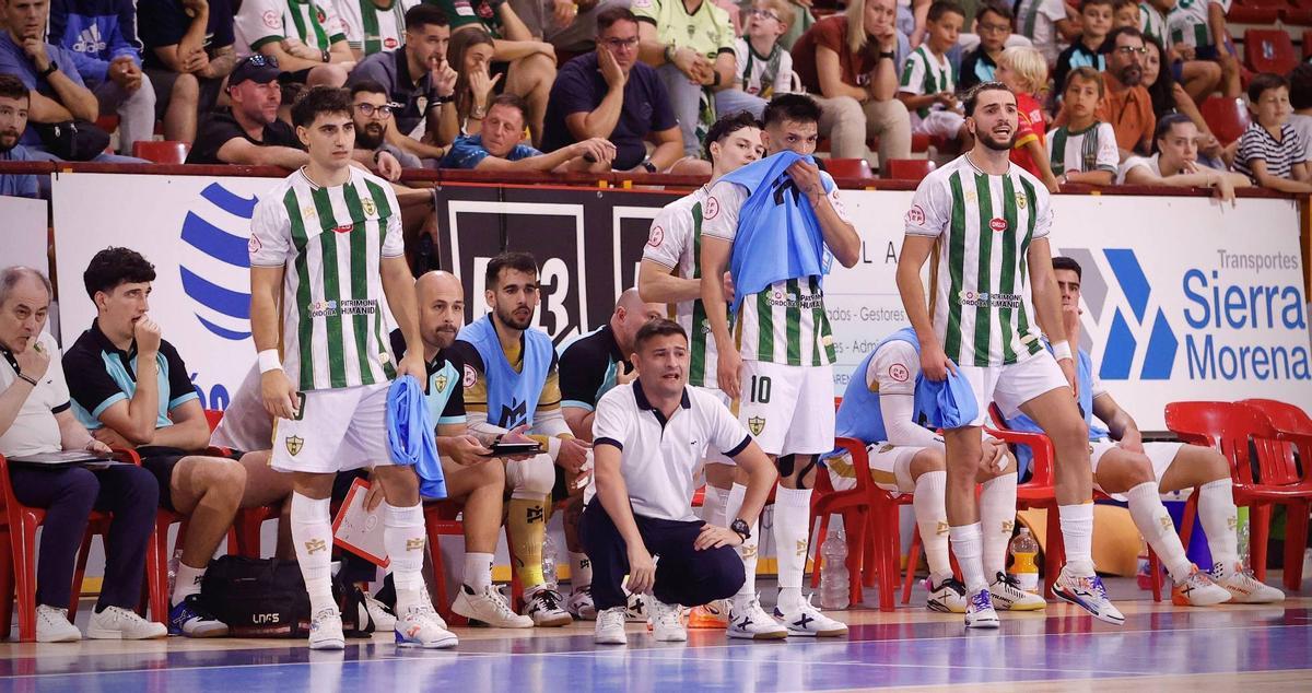 Los jugadores del Córdoba Futsal siguen el juego en un partido.