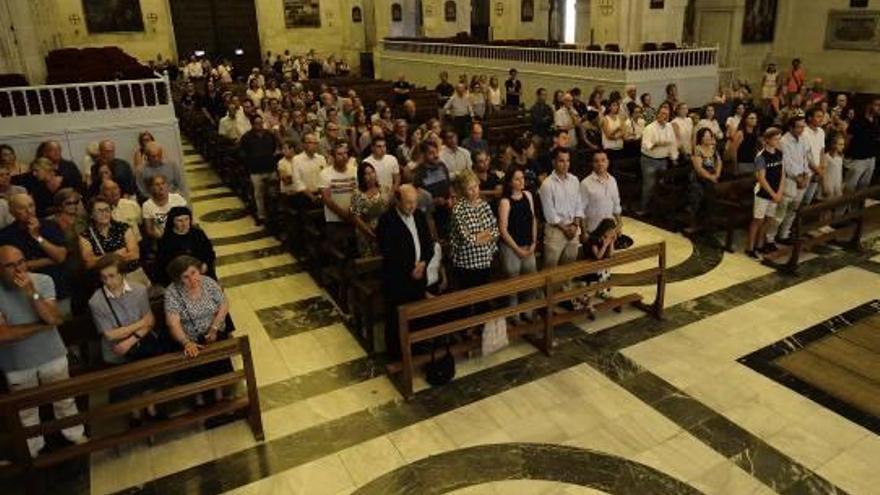 Familiares ayer en la basílica de Santa María de Elche antes de comenzar la misa.