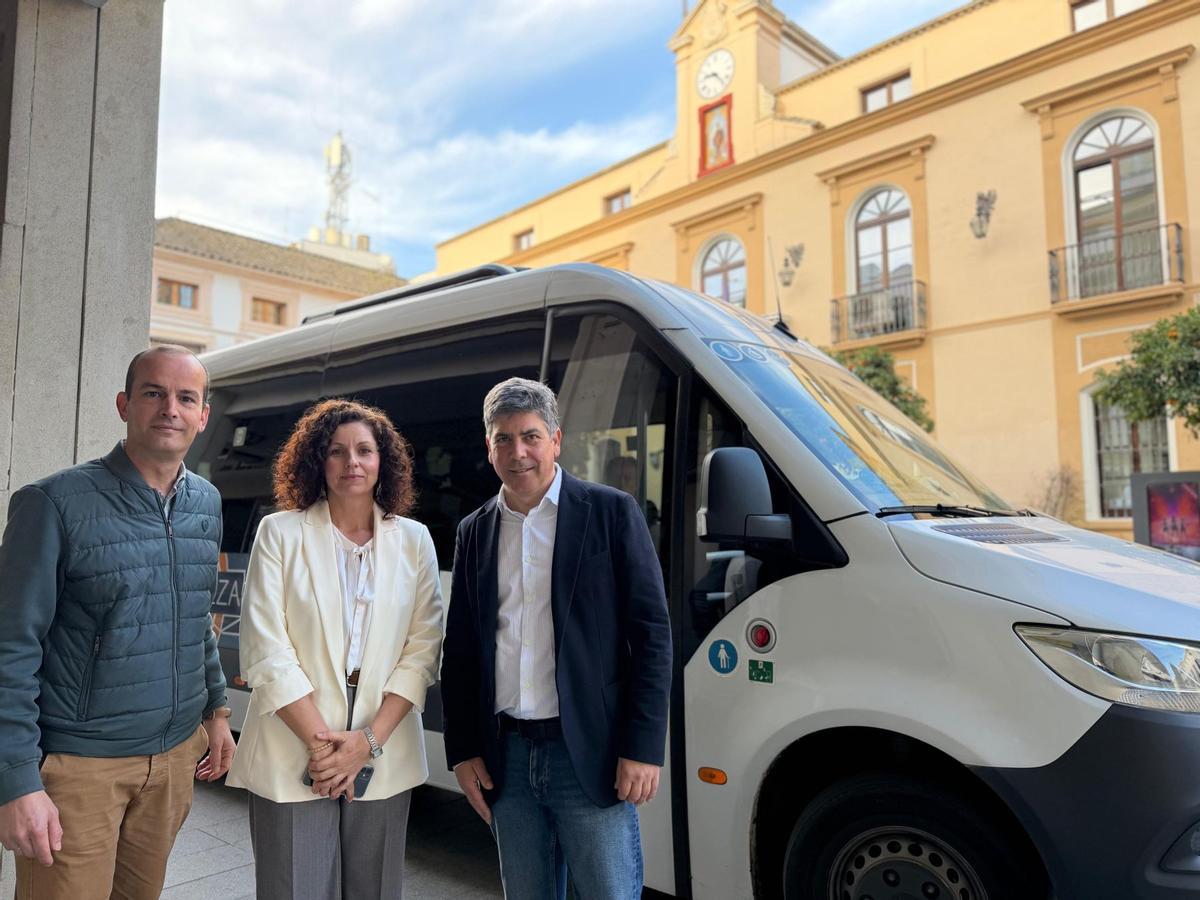 Valeriano Rosales, Raquel Casado y Rafael Llamas, ante el autobús urbano de Montilla.