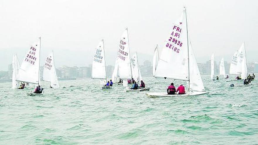 Un momento de la competición en aguas de la playa de San Lorenzo, durante el Gran Premio de Gijón para categoría snipe.