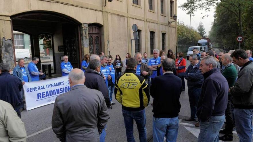 Los despedidos de la Fábrica de Armas de Trubia, durante su concentración de ayer.