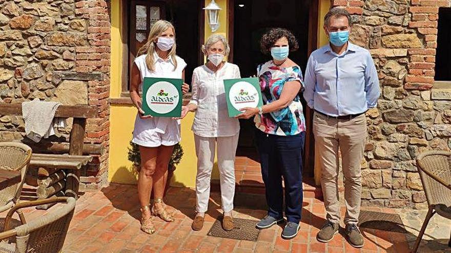 Por la izquierda, Graciela Blanco, Pradina Menéndez, Berta Piñán y el alcalde de Gozón, Jorge Suárez, en la entrega del distintivo a Pradina I y II, en Gozón.