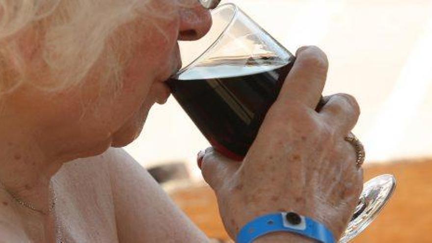 El alcohol que se consuma fuera de la comida y la cena tendrá que pagarse.