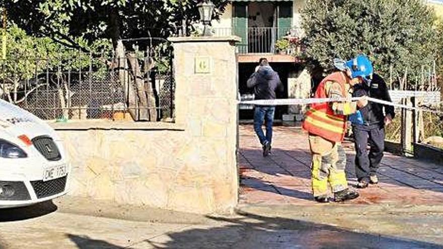 Els efectius d&#039;emergències a la casa on es va produir l&#039;incendi mortal, a Capmany.