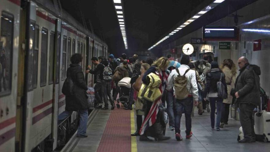 Las estaciones de tren de Elche tendrán desfibriladores