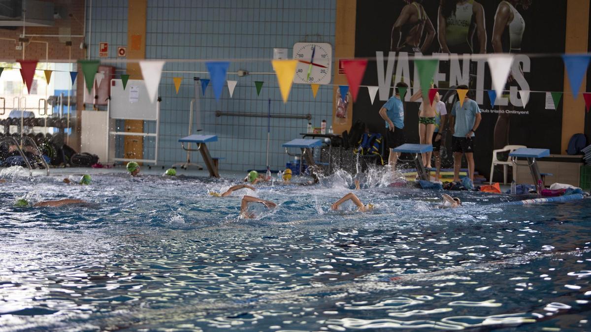Imagen de archivo de usuarios en las instalaciones de la piscina de Ontinyent.