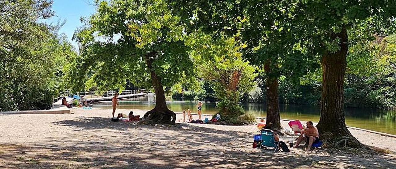 Playa fluvial de A Freixa, ayer, en Ponteareas.   | // D.P.