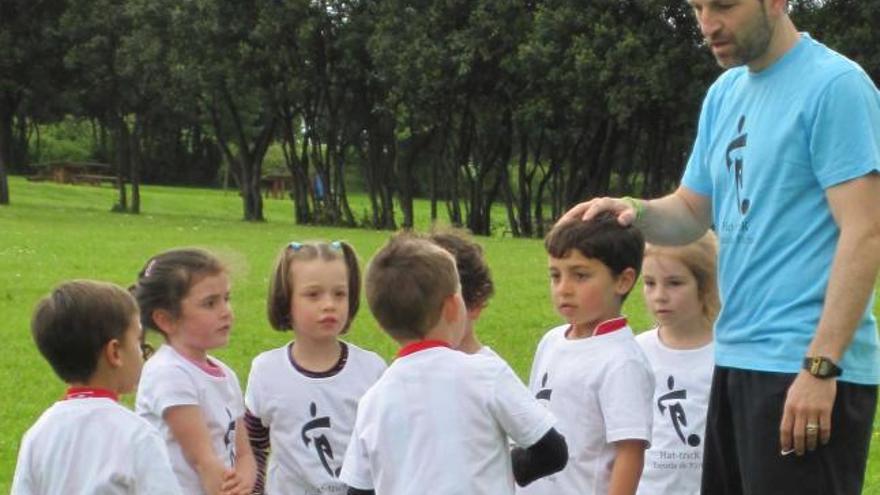Rubén Blaya, junto a un grupo de niños de la escuela de fútbol «Hat-trick».