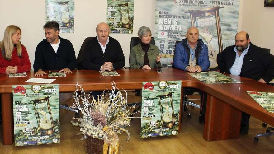 Los organizadores Pepe Alonso y Adela Bas, José Ramón Tuero, Enrique Fernández, Dulce Martínez y los concejales del PSOE, José Emilio Reiriz, y Foro, Guzmán Fernández, ayer, durante el acto de presentación.