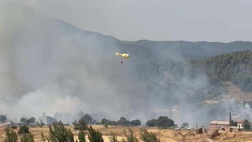 Vídeo: Un incendio junto a la frontera de Castellón obliga a evacuar masías en el Matarraña