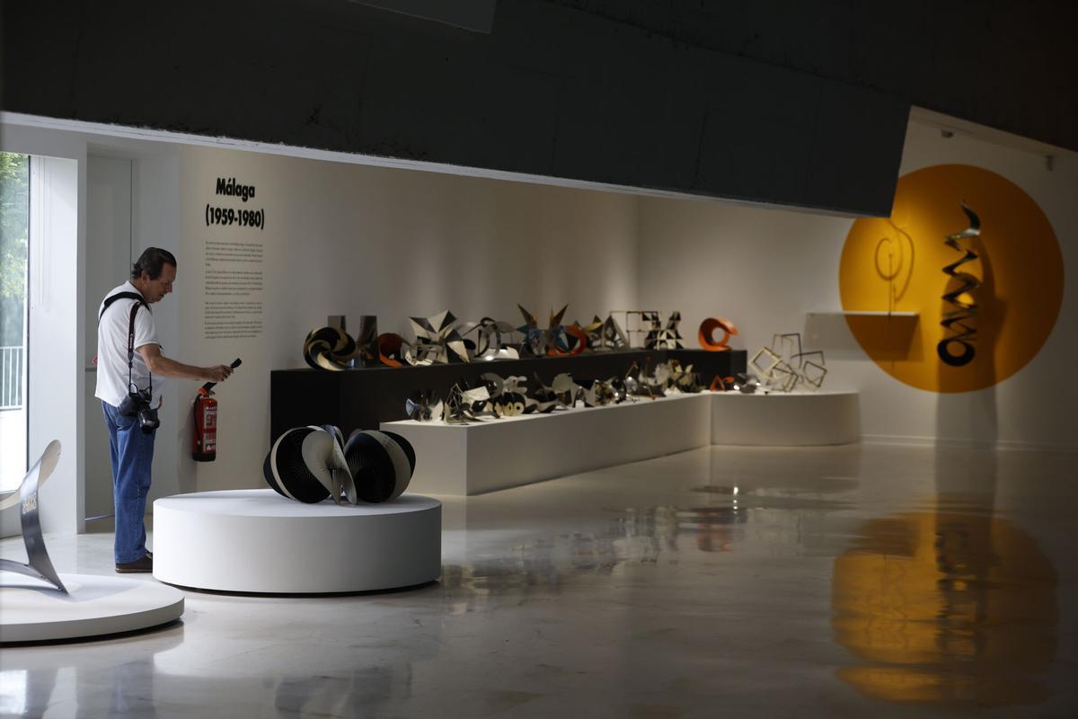 Una persona observa parte de la exposición 'Del óvulo al origen. Un viaje a la inversa', del orfebre y escultor dominicano Frank Rebajes