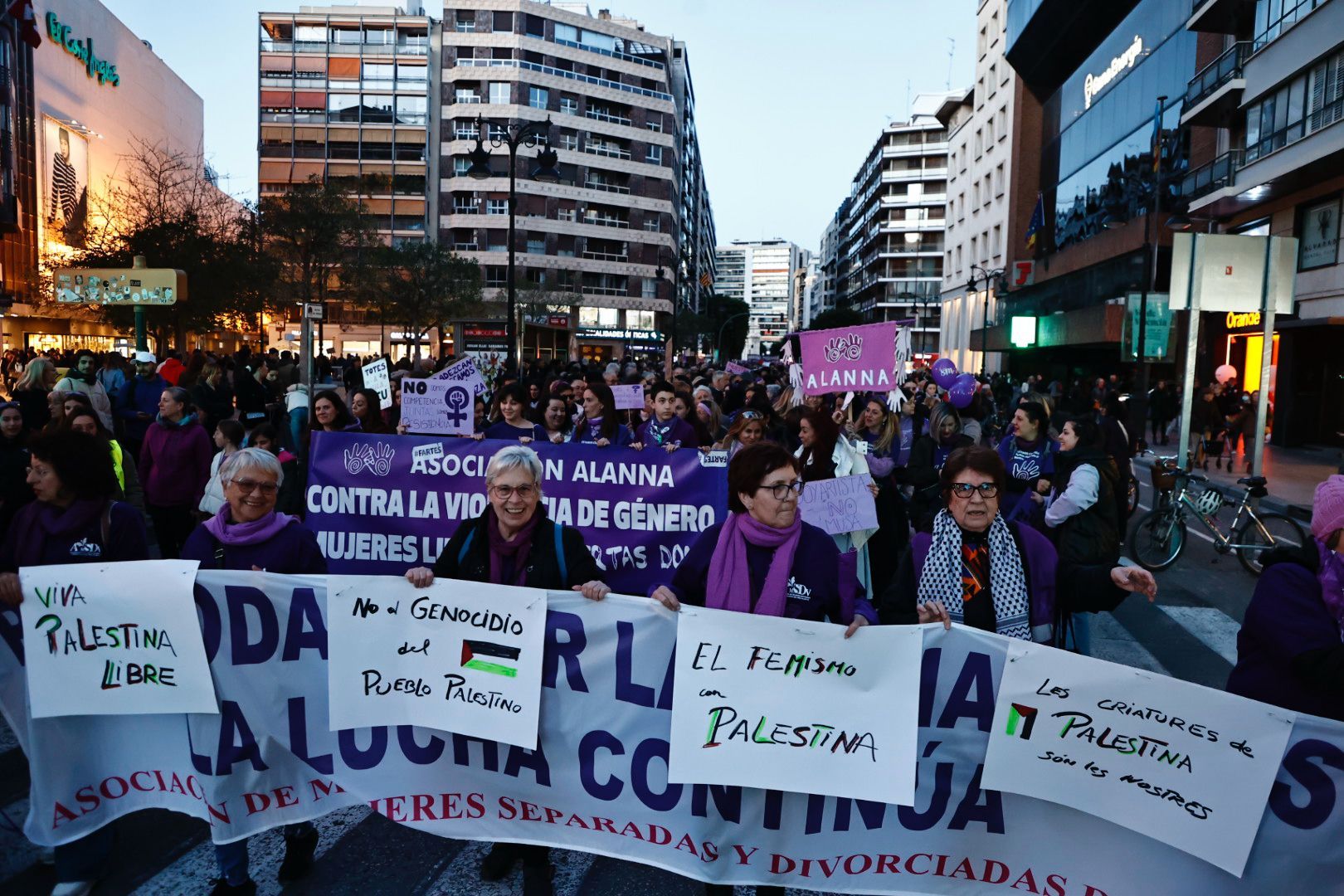 La manifestación del 8M en València, en imágenes