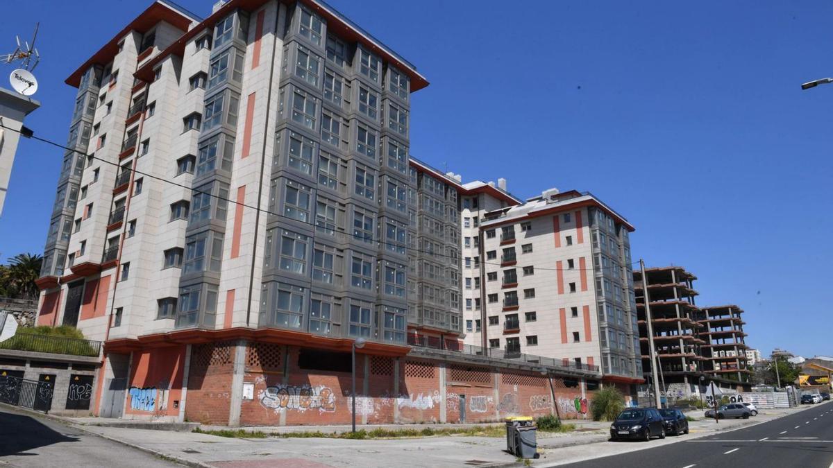 Edificio de la Sareb en la avenida de Fisterra, con 134 pisos desocupados. | // VÍCTOR ECHAVE