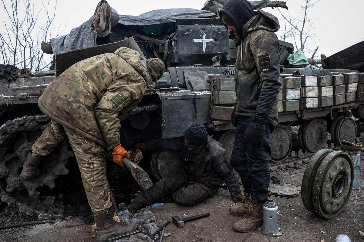 Militares ucranianos cerca de la línea del frente cerca de Kreminna, región de Lugansk, el 12 de enero de 2023, en medio de la invasión rusa de Ucrania.