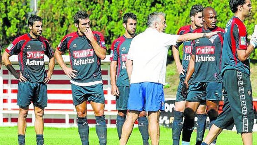 Sastre, Barral, Portilla, Botía, Gregory y Juan Pablo atienden a Preciado.