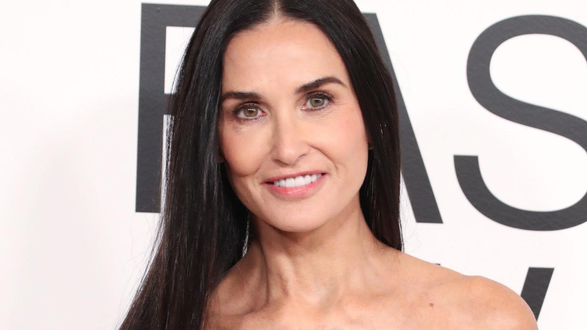 Demi Moore demuestra que lucir una melena XL a partir de los 60 es la tendencia más arriesgada de la primavera