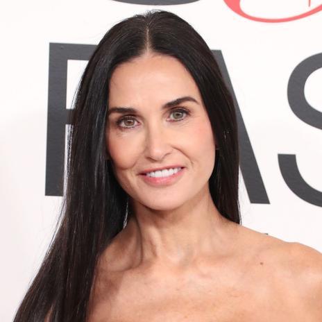 Demi Moore demuestra que lucir una melena XL a partir de los 60 es la tendencia más arriesgada de la primavera