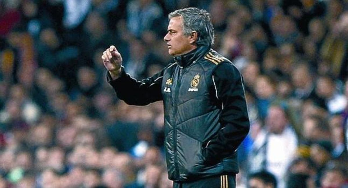 Mourinho es dirigeix al seu equip des de la banda, ahir a la nit.