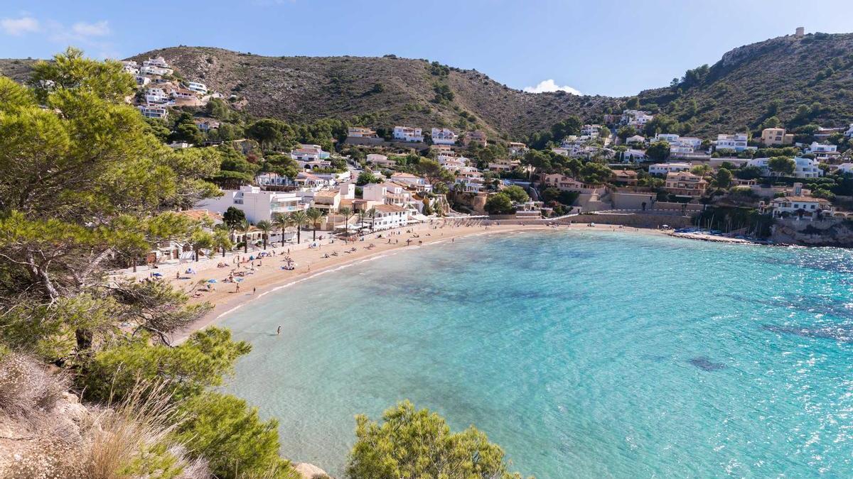 La preciosa playa de El Portet en Moraira. Una de las mejores de toda España