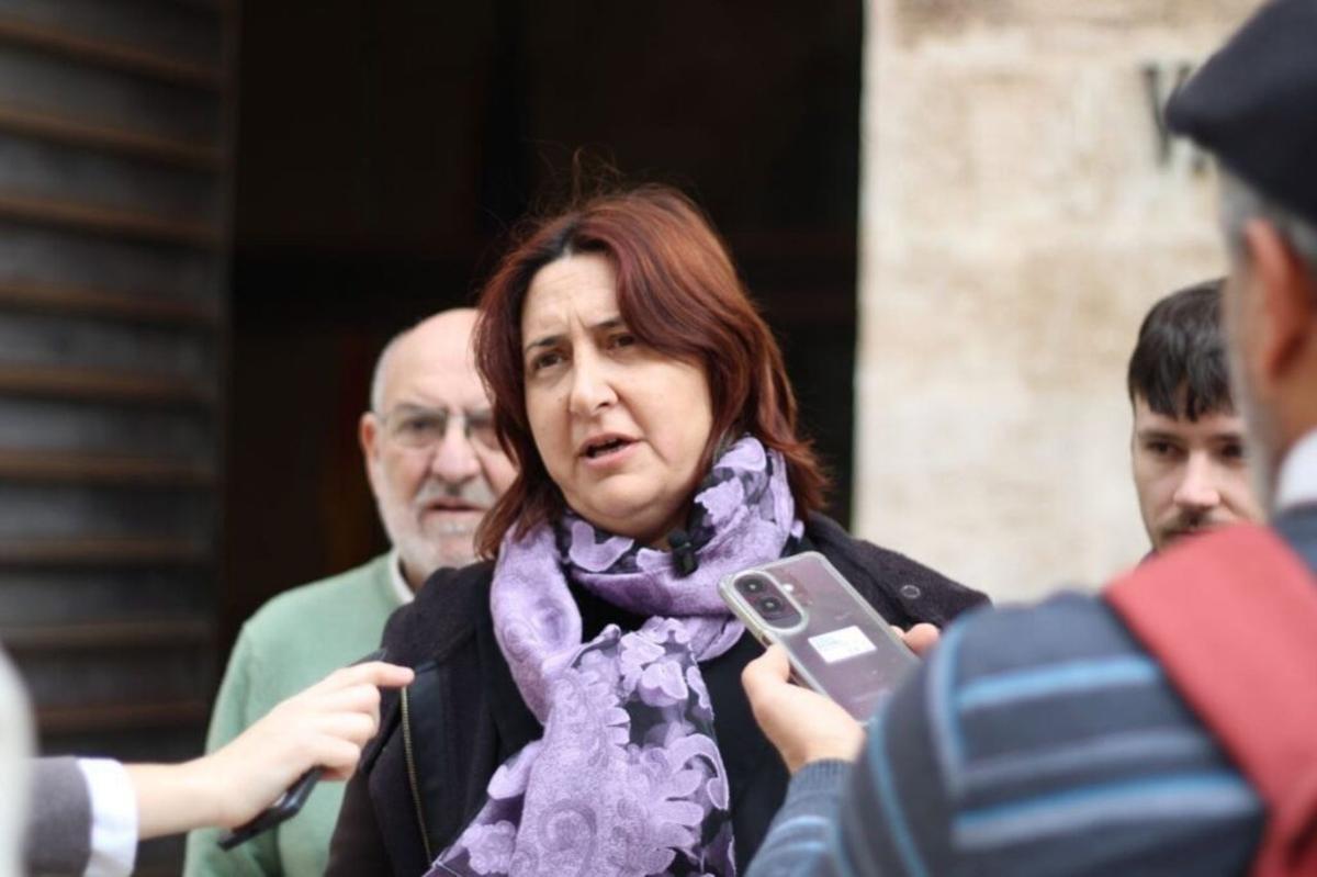 Rosa Pérez Garijo acude a las Corts a entregar las firmas, en febrero.