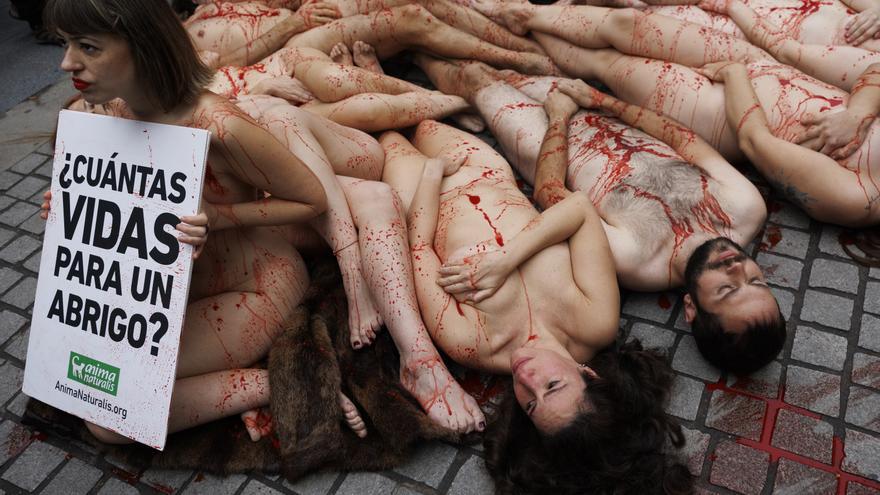 Medio centenar de activistas se desnudan en Madrid contra el uso de pieles para abrigo